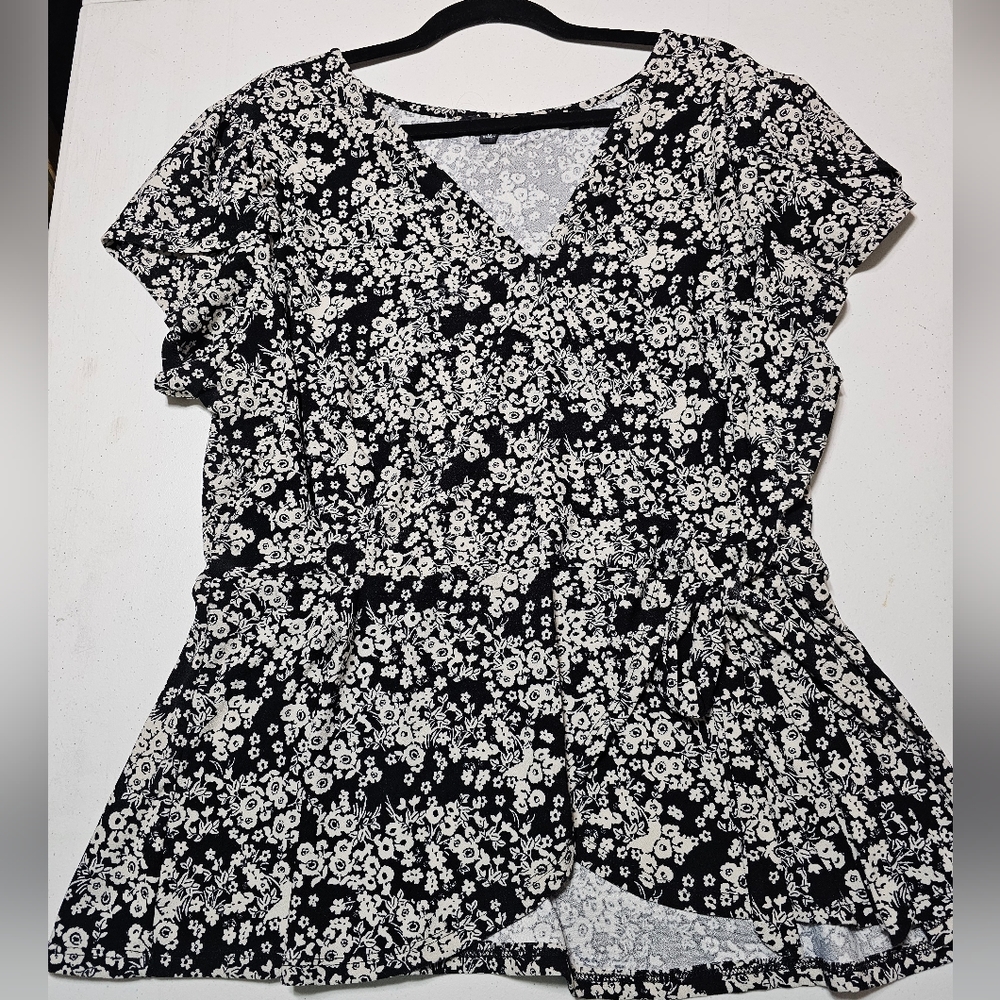 AUW floral Petal Sleeve Peplum Top with tie Size 2X black/cream color